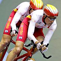 Tandom cyclists involved in track cycling race